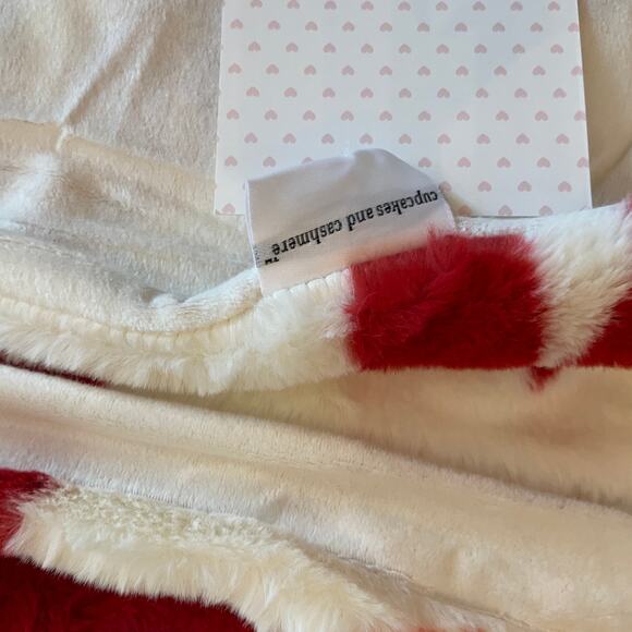 NEW Cupcakes & Cashmere LIPS Faux Fur Throw Blanket 50x70 Red & White Valentine - Picture 14 of 16